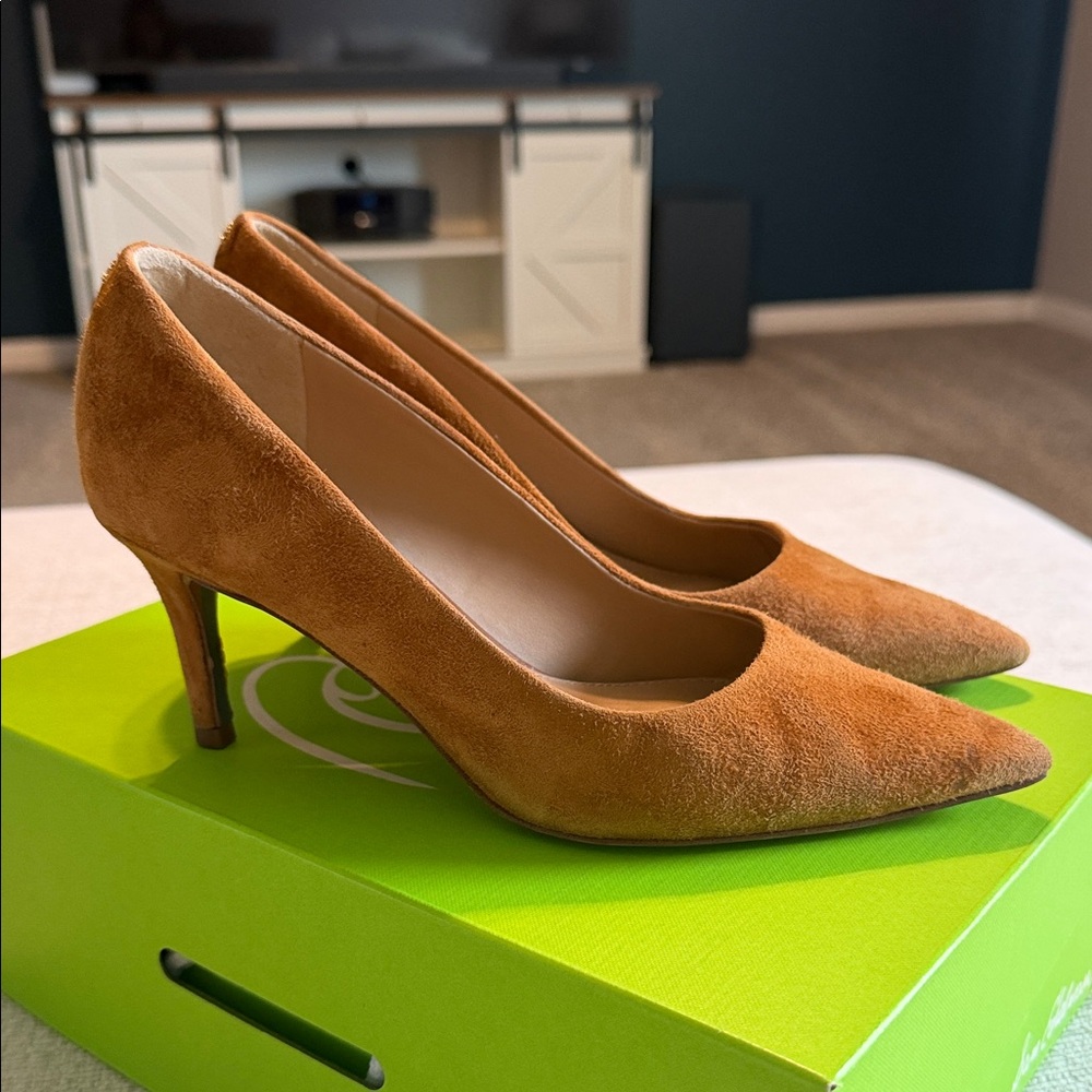 Elegant Brown Suede Pumps - Picture 2 of 5